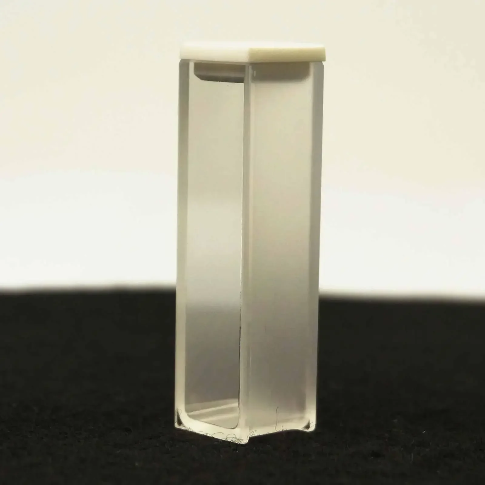 A Box of 2pcs 10mm Path Length JGS1 Quartz Cuvette Cell With Lid For Spectrophotometers