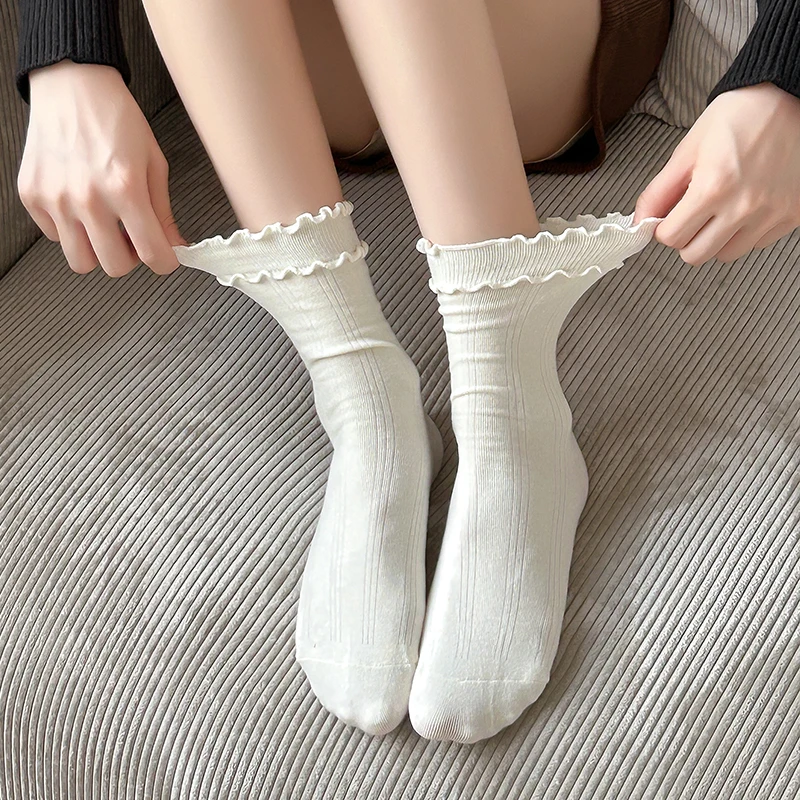 النساء الجوارب الجديدة بلون الحلو اليابانية موضة الجوارب الطويلة الإناث عادية مكشكش العصرية بسيطة الجوارب اليومية تنفس مريح