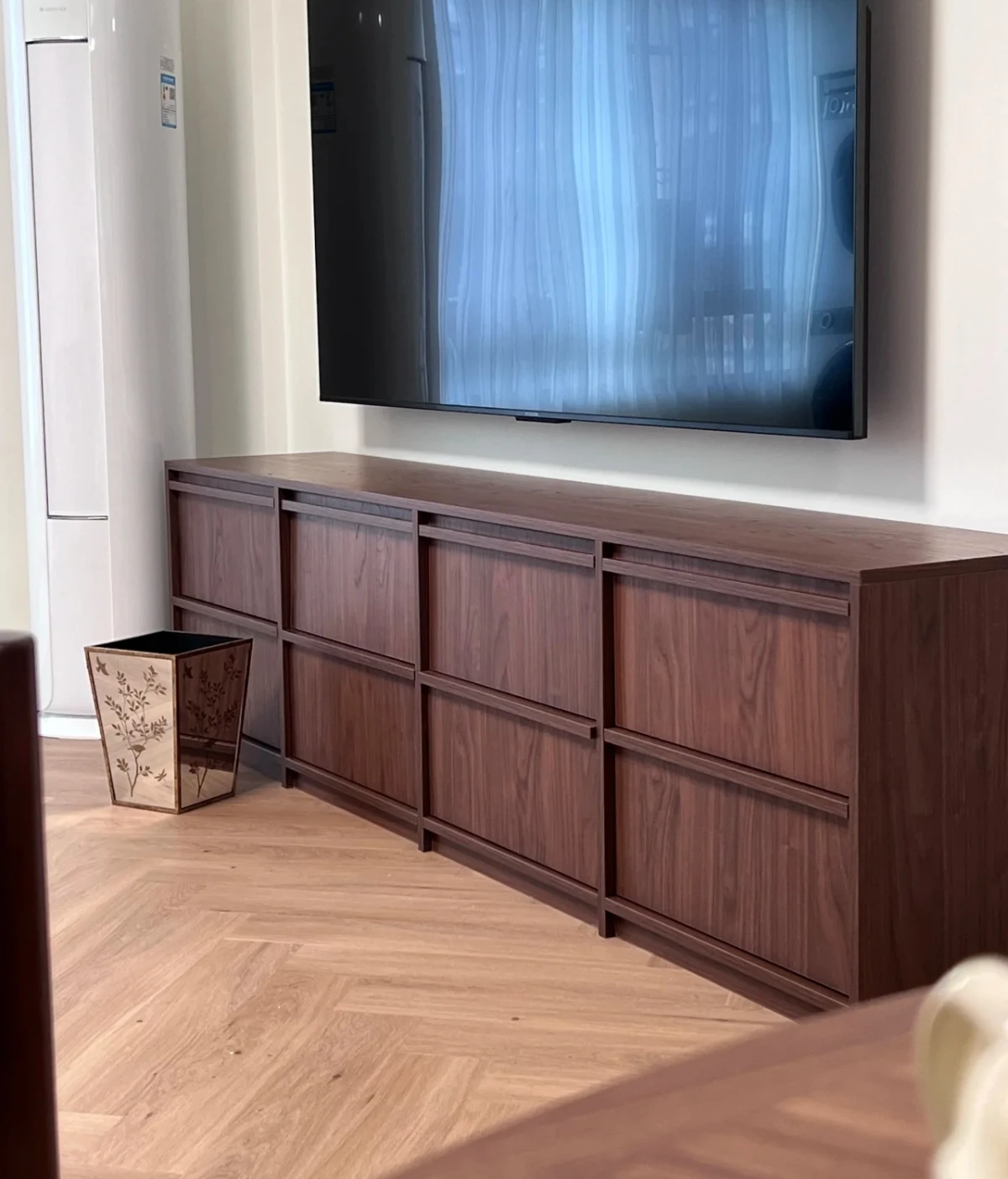 Apartment living room house accommodates small TV cabinets