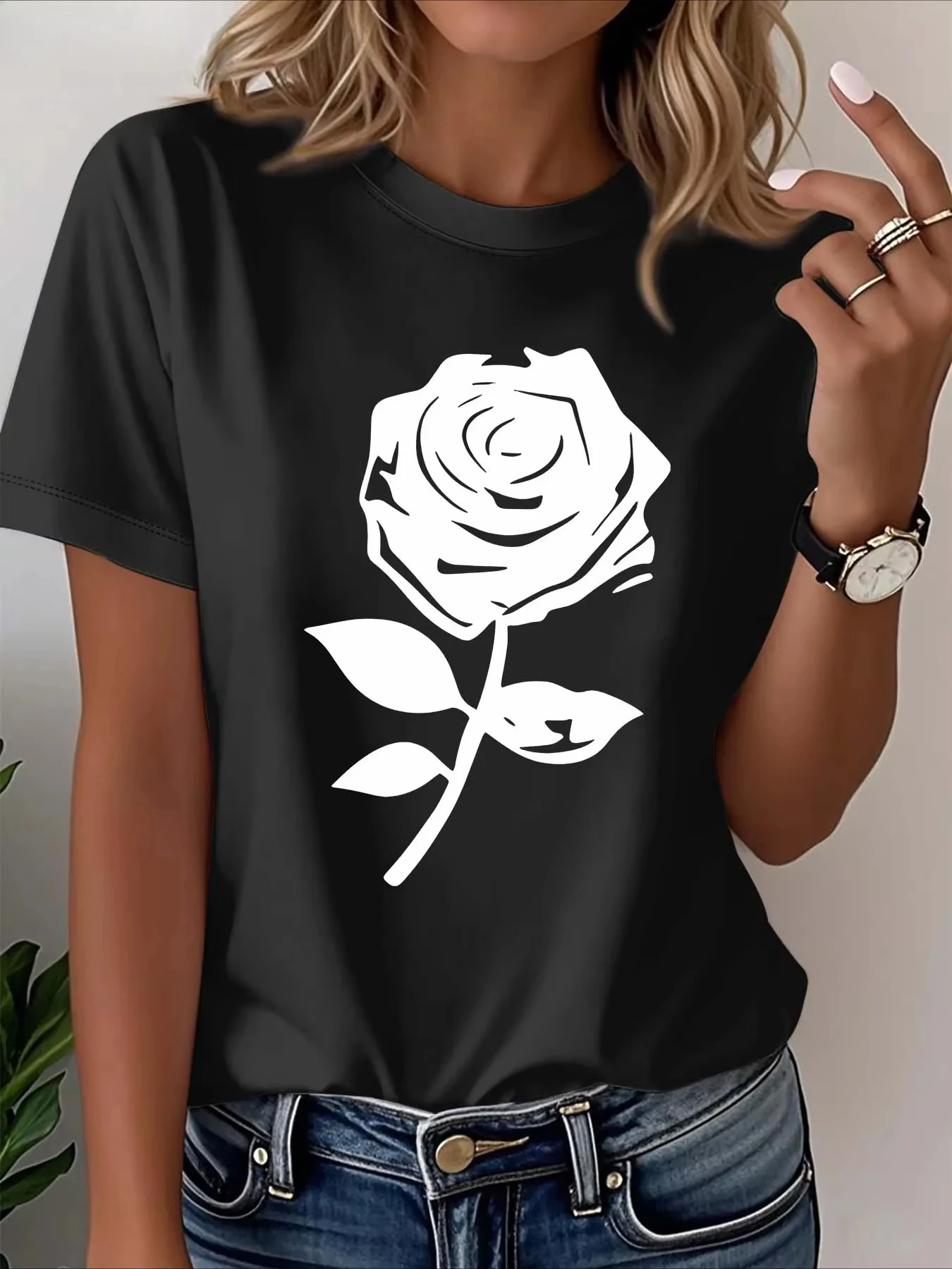 

A women's short sleeved T-shirt made of pure cotton with a rose pattern printed on it,regular style,fashionabl oversized top