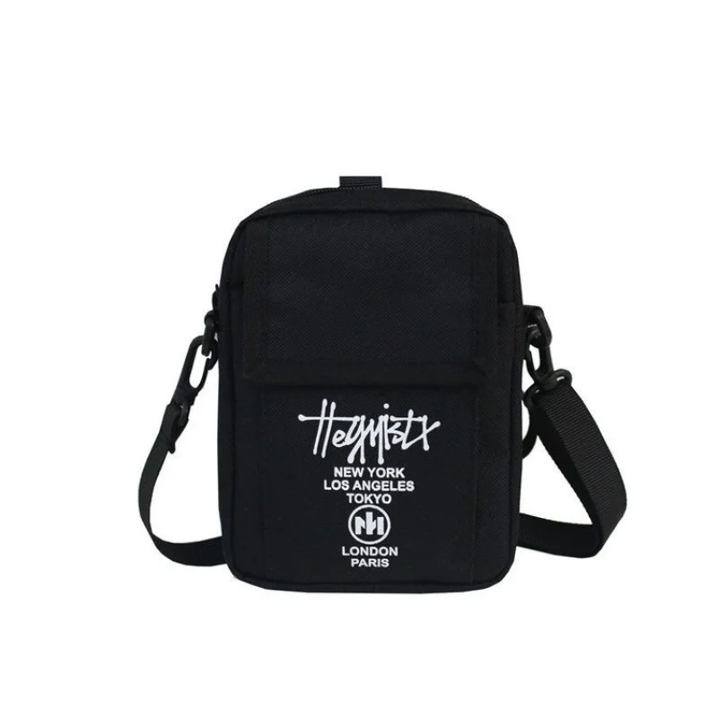Modna i uniwersalna torba crossbody z zamkiem błyskawicznym, idealna do codziennych dojazdów.