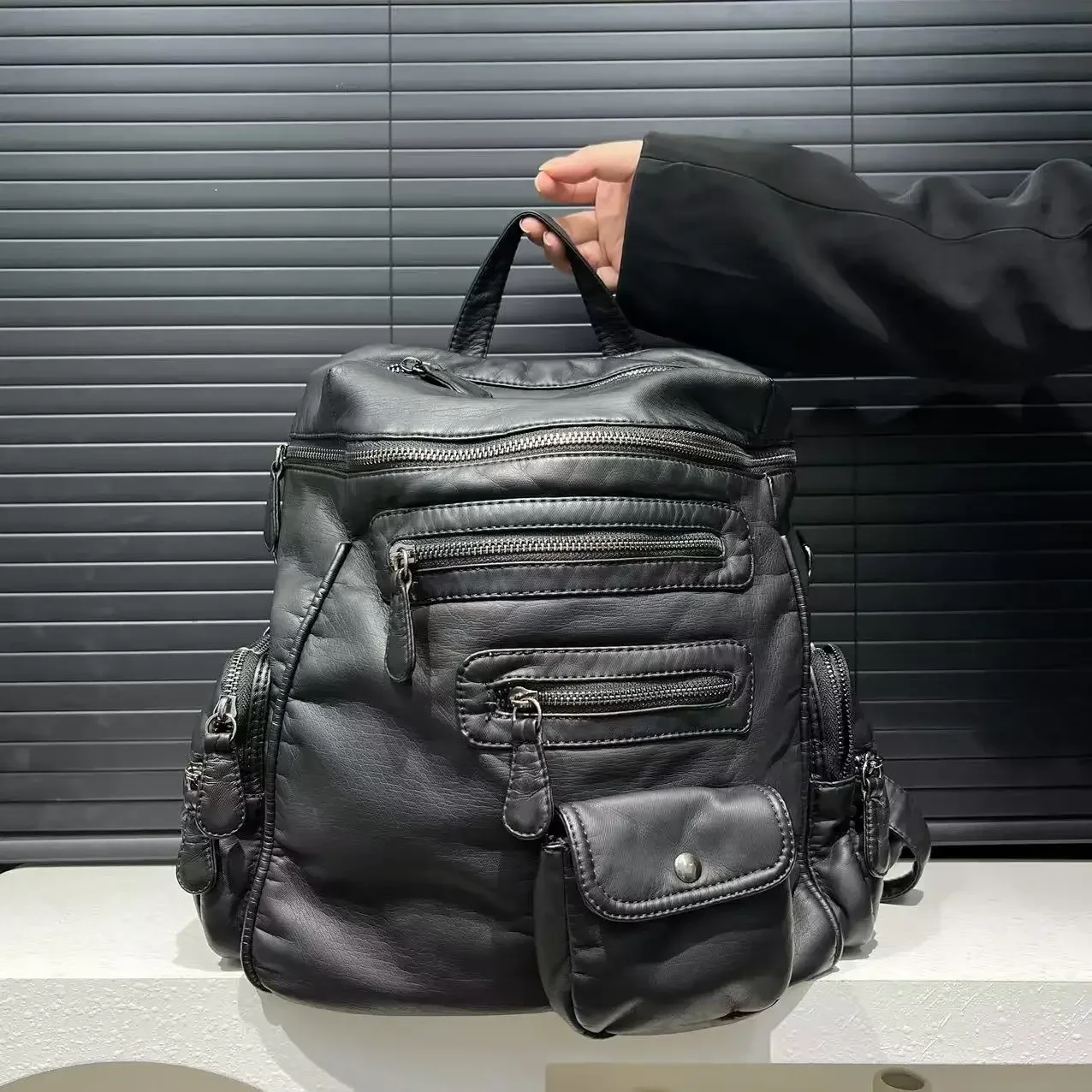 Ladies' fashion Y2K vintage hot girl backpack with large capacity and multiple pockets, retro rivet single shoulder handbag