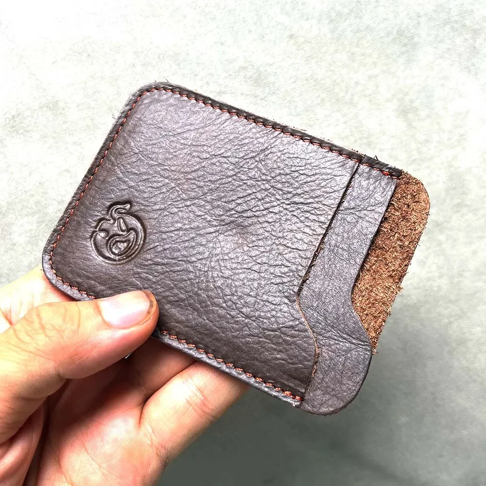 Schlankes Kartenetui aus Leder mit Vordertasche (9,8 x 7 cm) mit 2 Kartenfächern – minimalistisches Kartenetui aus echtem Leder für Karten – Detail 1