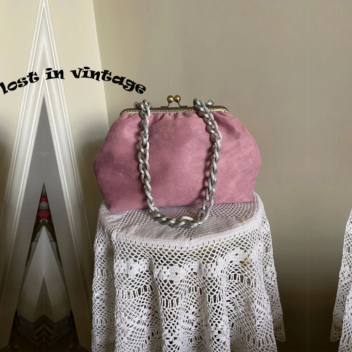 

Lost in Vintage Softness Velvet Bag Featuring a Robust Metal Frame Bronze Lock with Gold Chain Handle 27x10x20cm Clutch Bags