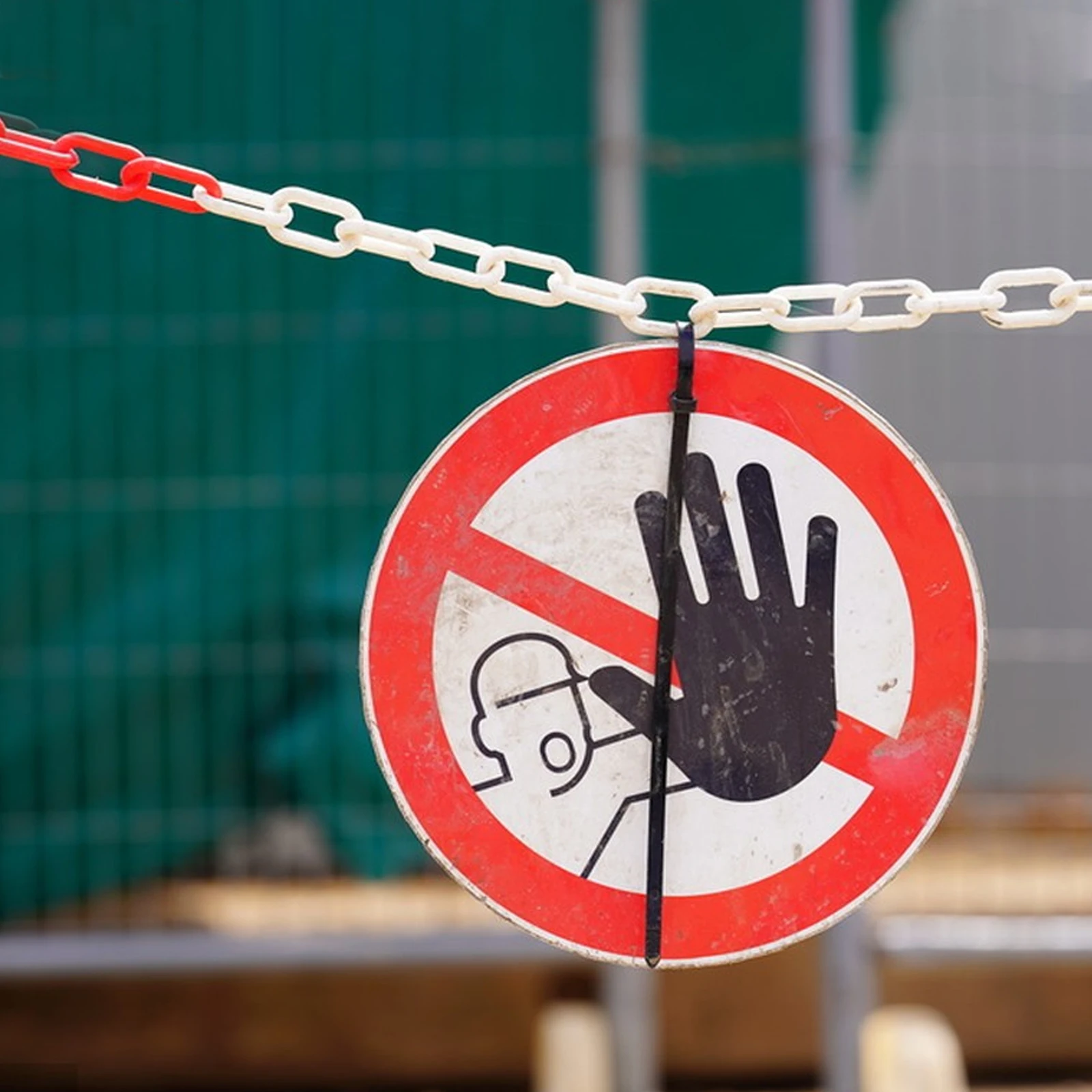 Plastic Chain for Guardrail Posts 3M Red White High Visibility Material Safety Barriers Crowd Control Parking Lot Event