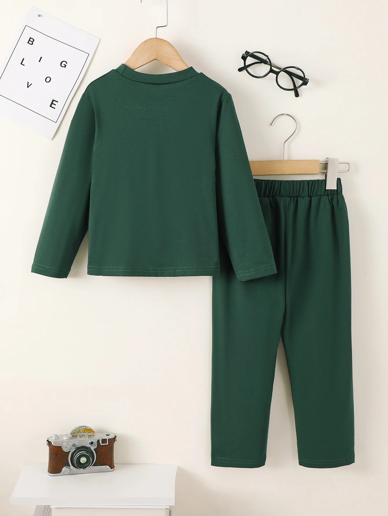 Boys' Dark Green Letter-Print Long-Sleeve Set, Featuring a Round-Neck Long-Sleeve Top Paired with Matching Color Pants, with Trendy Los Angeles Lettering, Comfortable and Versatile, Suitable for Daily School Wear, Outdoor Activities, and Children's Spring and Autumn Two-Piece Outfits
