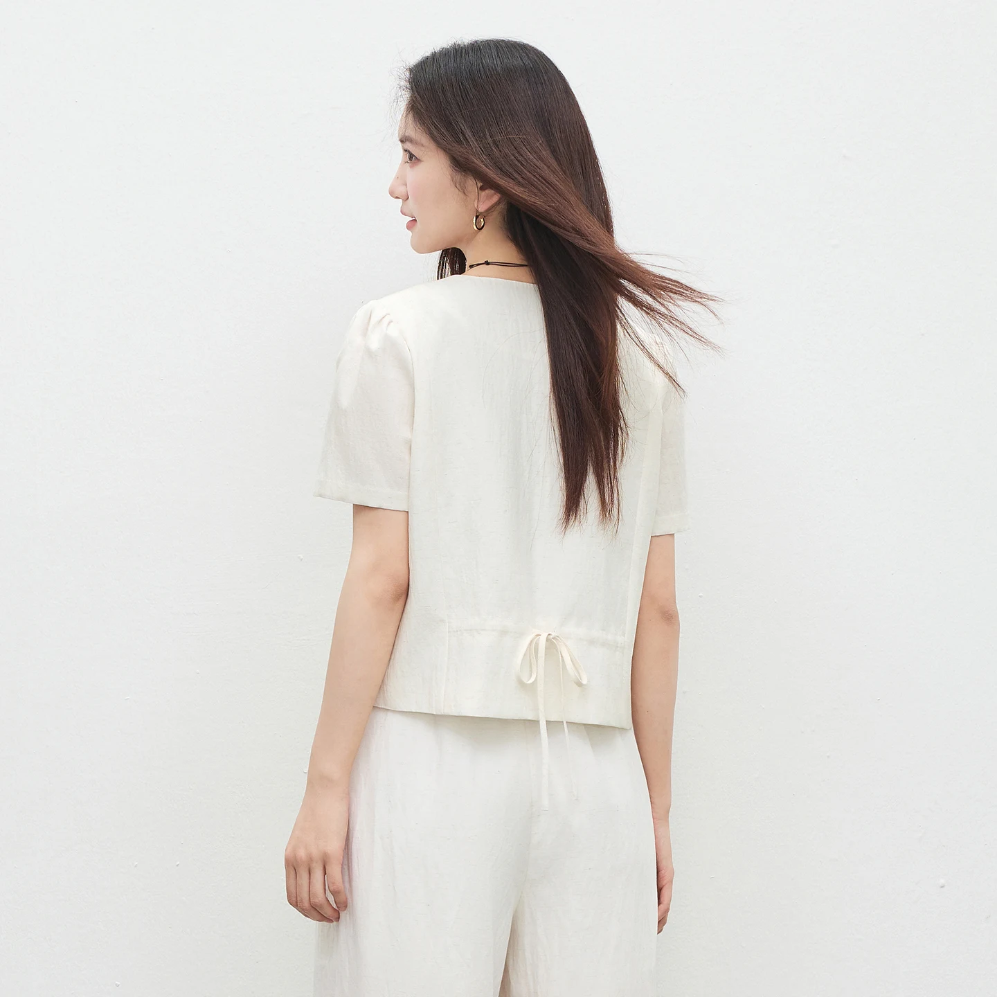 SENTUBILA Commute V-Neck Short Sleeve Blazer Top Women 2026 Summer Fashion Color Block Wooden Button Slim Fit Jacket Q62XC7391
