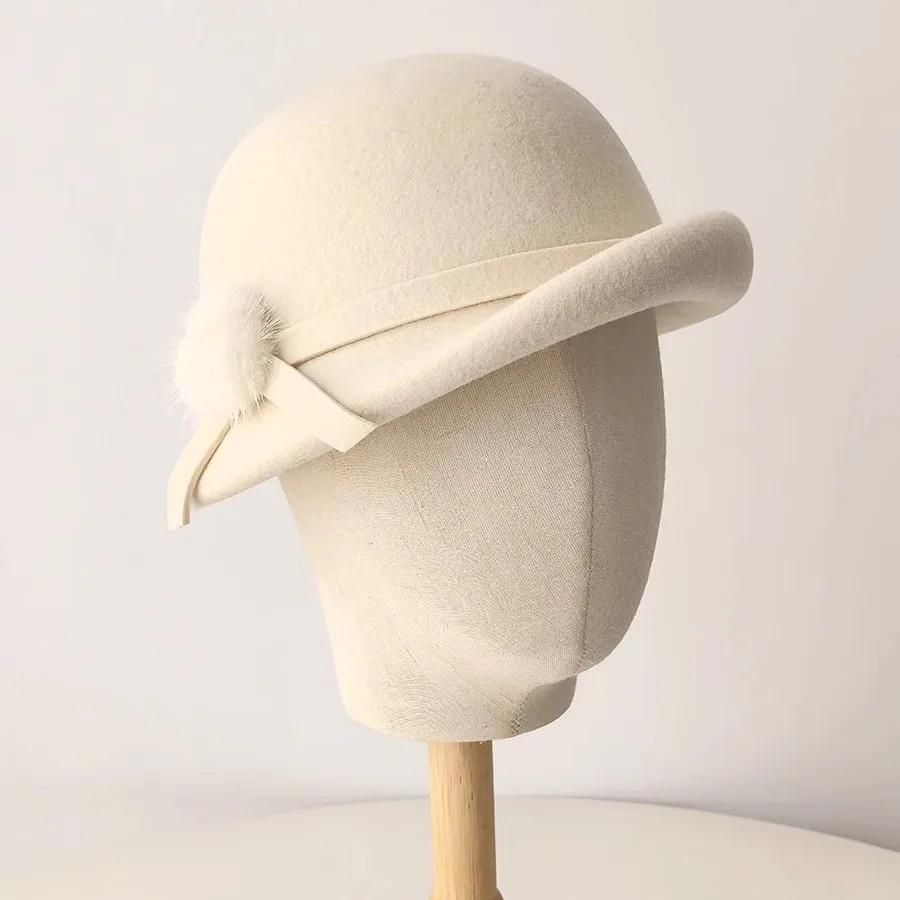 elegante-berretto-da-donna-in-lana-con-pompon-in-pelliccia-di-coniglio-che-valorizza-il-viso-con-risvolto-ideale-come-regalo-cappello-alla-moda