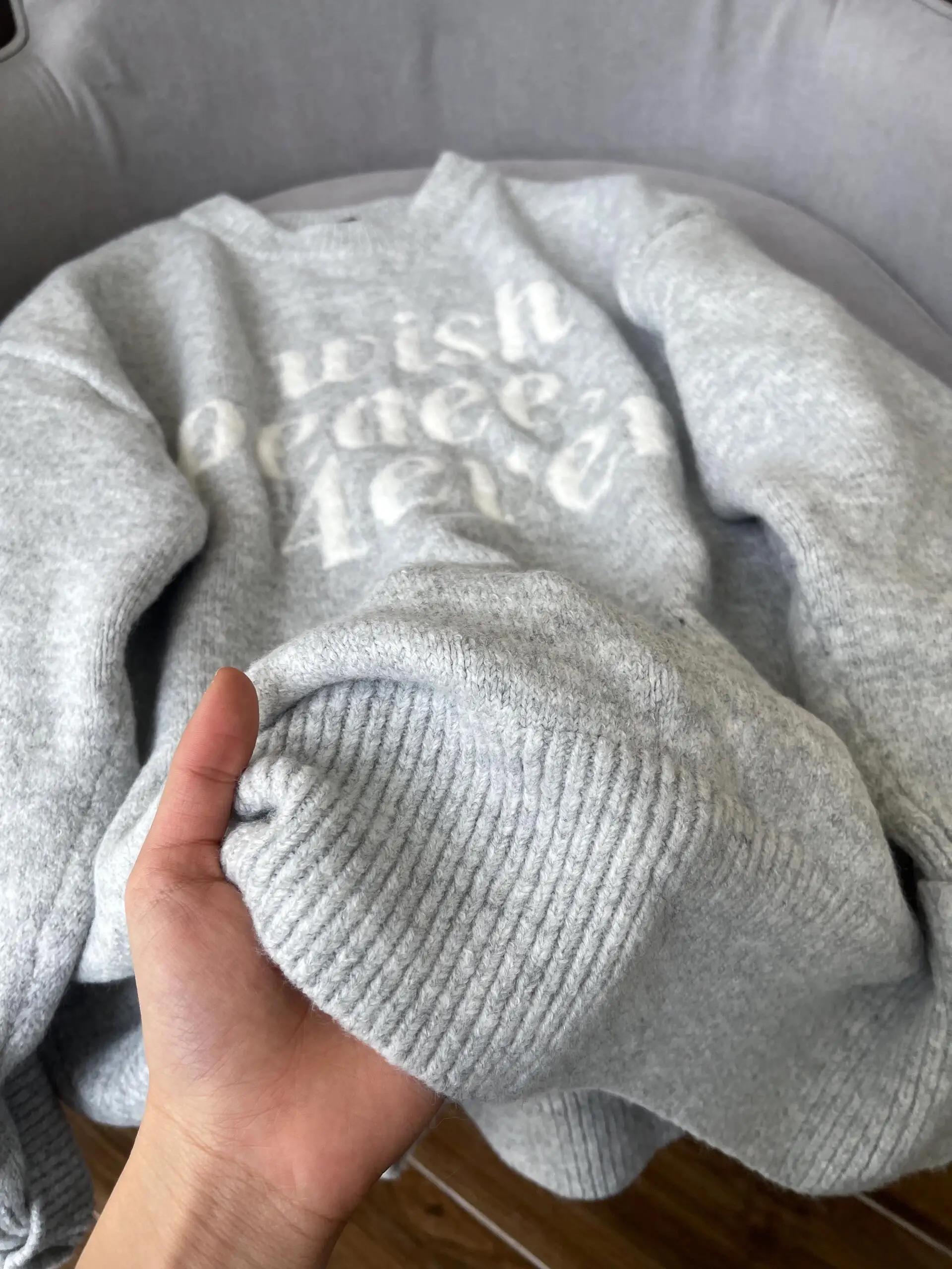 เสื้อสเวตเตอร์ถักสไตล์อเมริกันย้อนยุคสำหรับผู้หญิง ทรงหลวม ใส่ได้ทั้งฤดูใบไม้ร่วงและฤดูหนาว สไตล์ลำลอง คอกลม เนื้อผ้านุ่ม สวมใส่สบาย