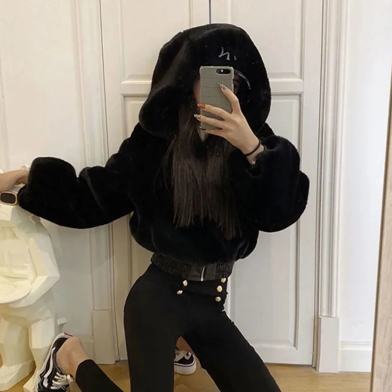 

Новая женская укороченная куртка из искусственного меха с капюшоном, черная пушистая, в уличном стиле, модная корейская, с длинными рукавами, меховая верхняя одежда