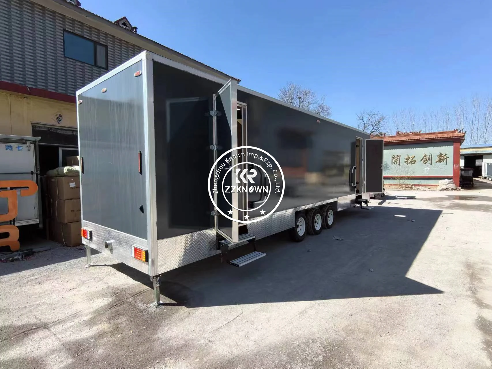 8 Room Portable Public Toilet Trailer Concession Fully Equipped Trucks Mobile Toilet Cubicle Trailer Beach Wedding Outdoor Party