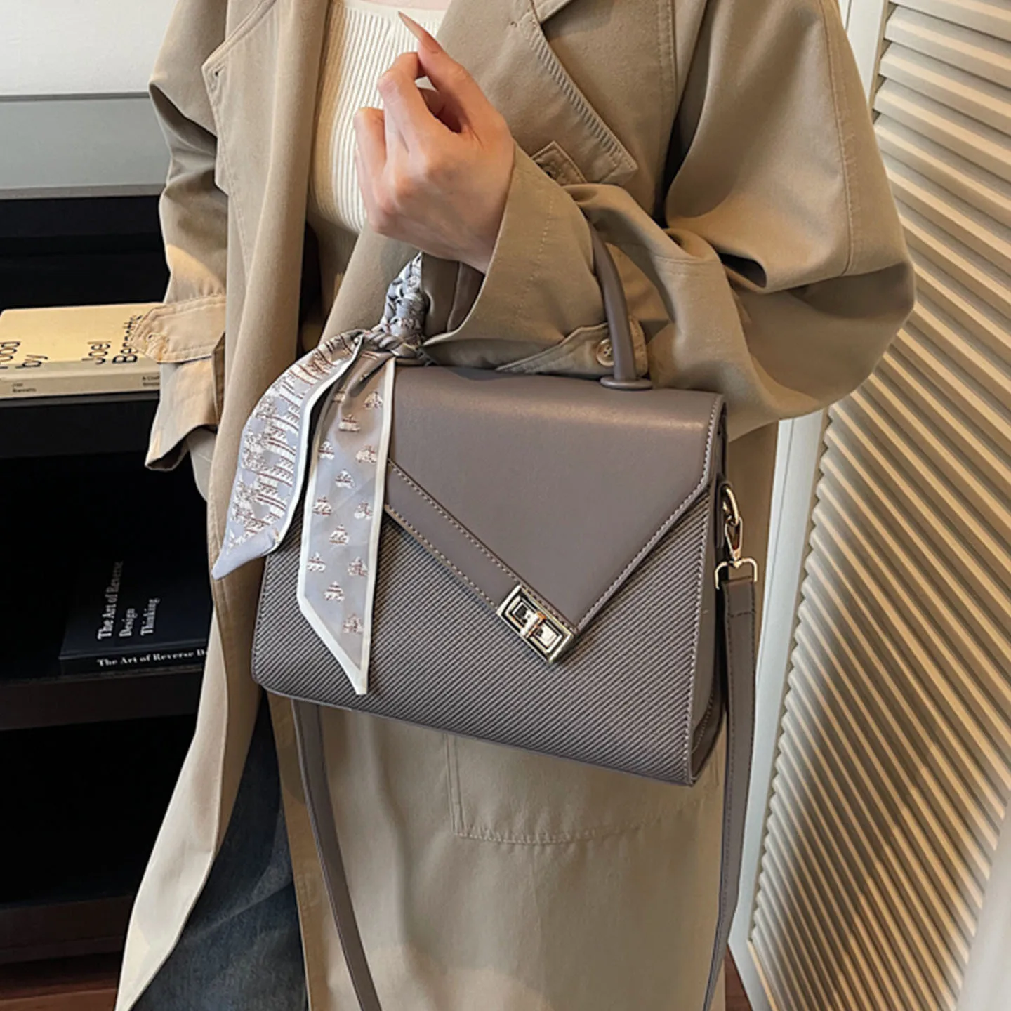 2025年秋 レディース スモールスクエアバッグ ミニマリスト クロスボディバッグ ファッション トップハンドル ショルダーバッグ ヴィーガンレザー デイトゥナイトバッグ