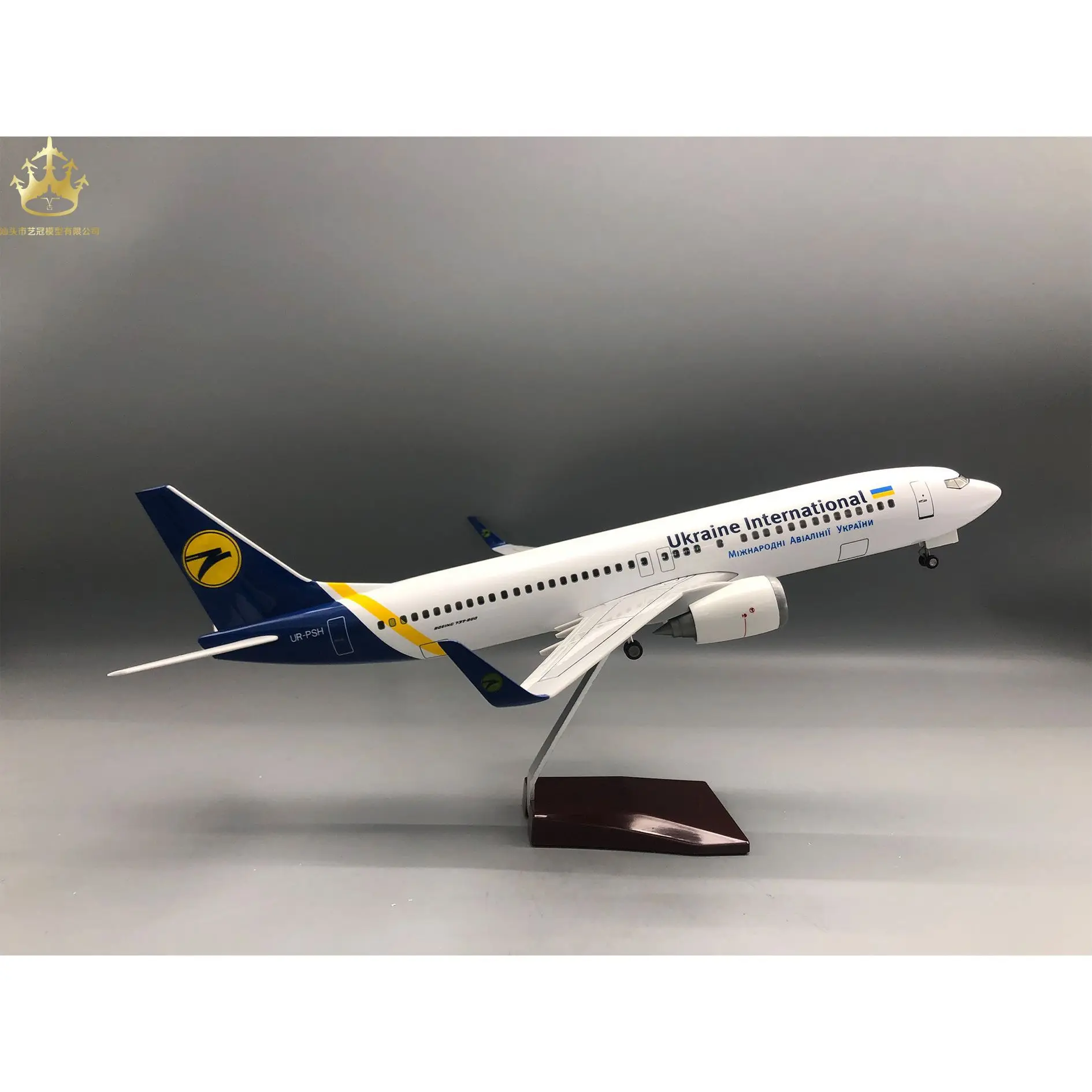 

Ukraine International Boeing 737 Airplane Model 47cm Static Simulation Aircraft With Led Lights Wheels For Collection Display
