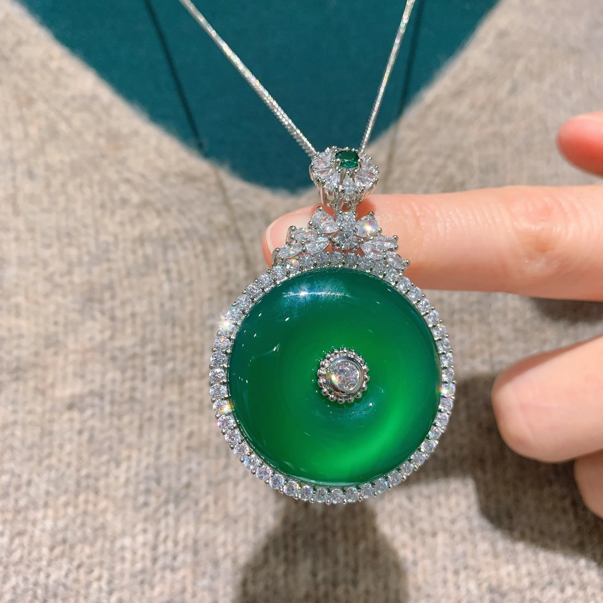 Luxury brand genuine real jewels Inlaid with emerald green safety clasp chalcedony necklace, versatile gift pendant, main stone