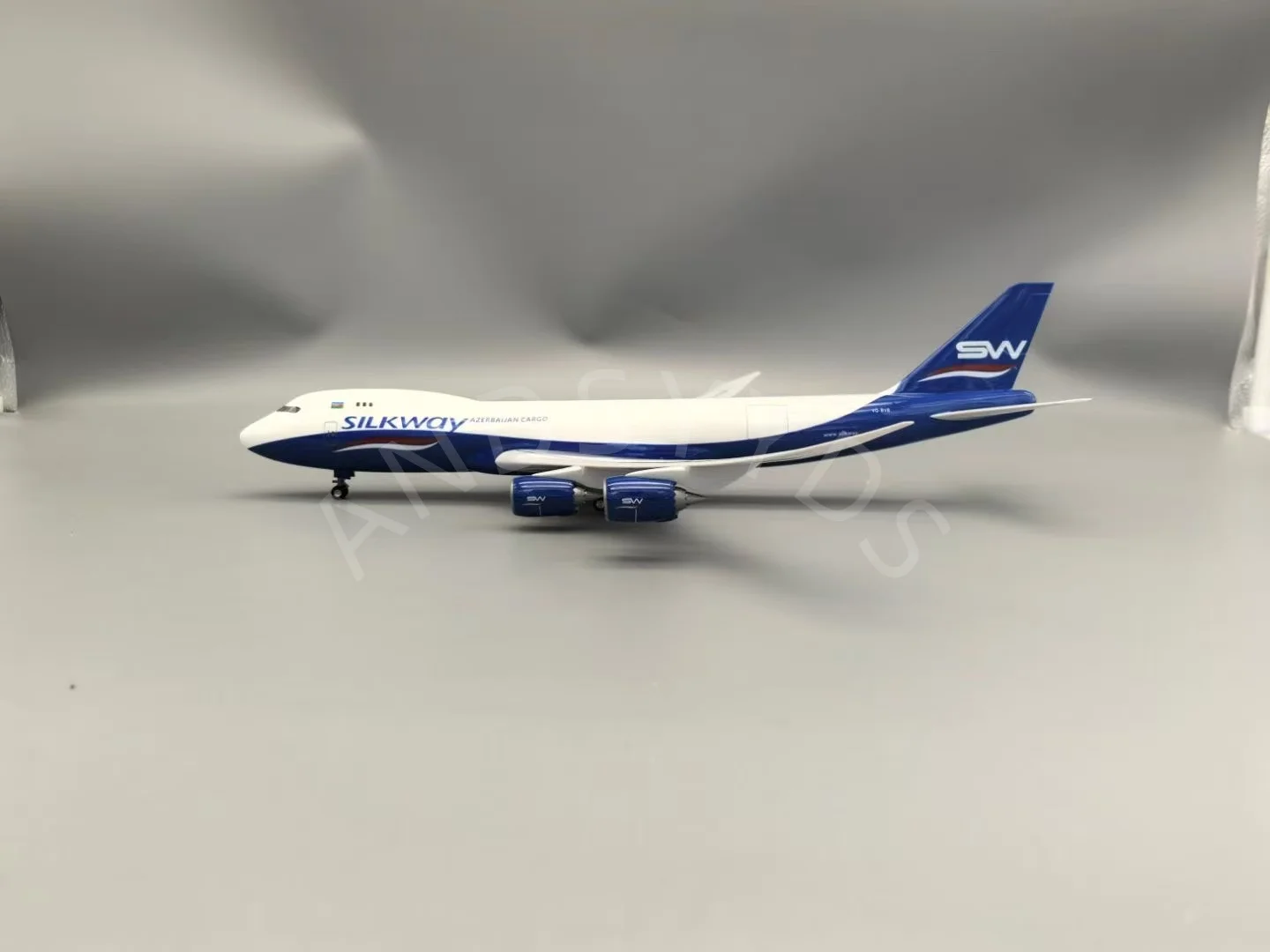 

47 см смоляный самолет масштаб 1/160 Азербайджан B747-8 шелковейный воздушный груз литье под давлением модели самолетов сувенирные игрушечные самолеты с деревянным основанием