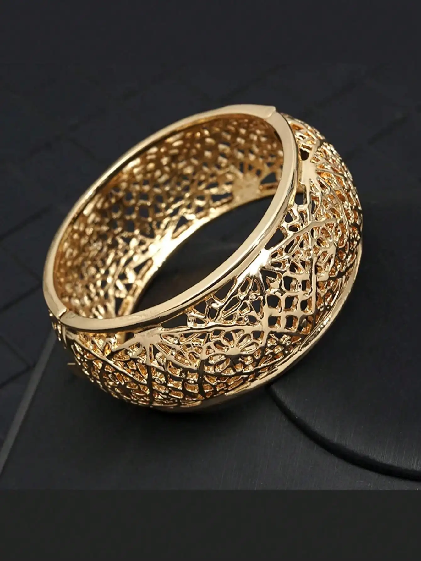 

Exquisite Cutout Design Bracelet Court Retro Style Moroccan Ladies Bracelet Bride Wedding Jewelry Bracelet