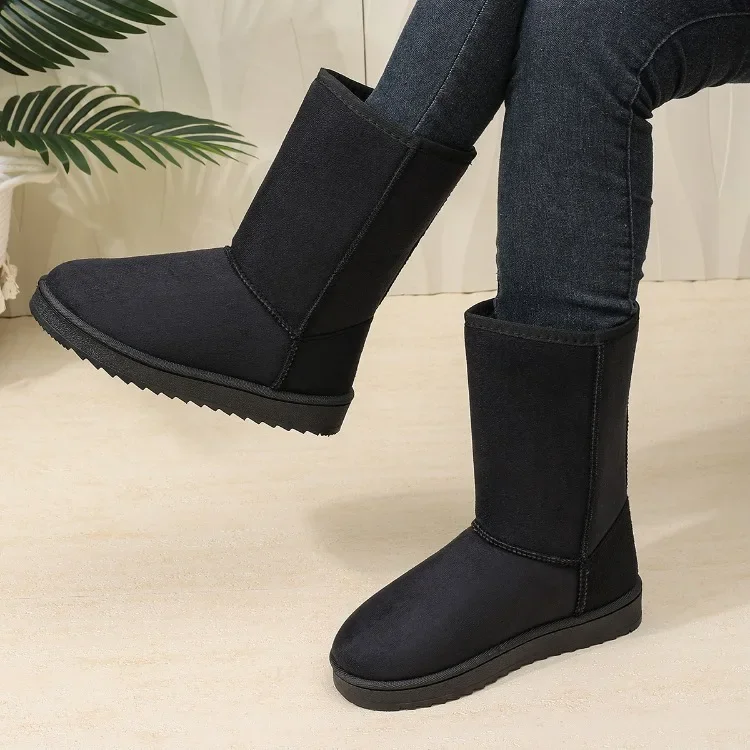 Klassische Damen-Winterstiefel, kniehoch, flach, warm, mit runder Spitze, zum Hineinschlüpfen, für kaltes Wetter. – Detail 6