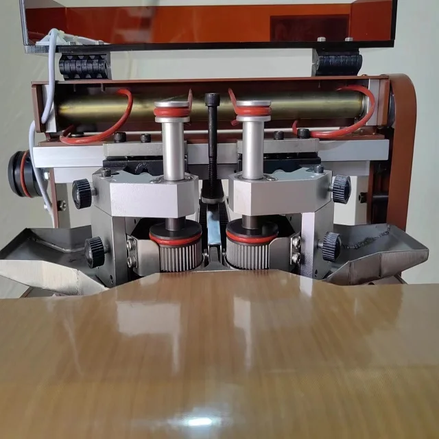 Máquina laminadora adhesiva automática de dos etapas y dos rodillos para forro de correa de hombro de cuero elementos esenciales para la fabricación de zapatos