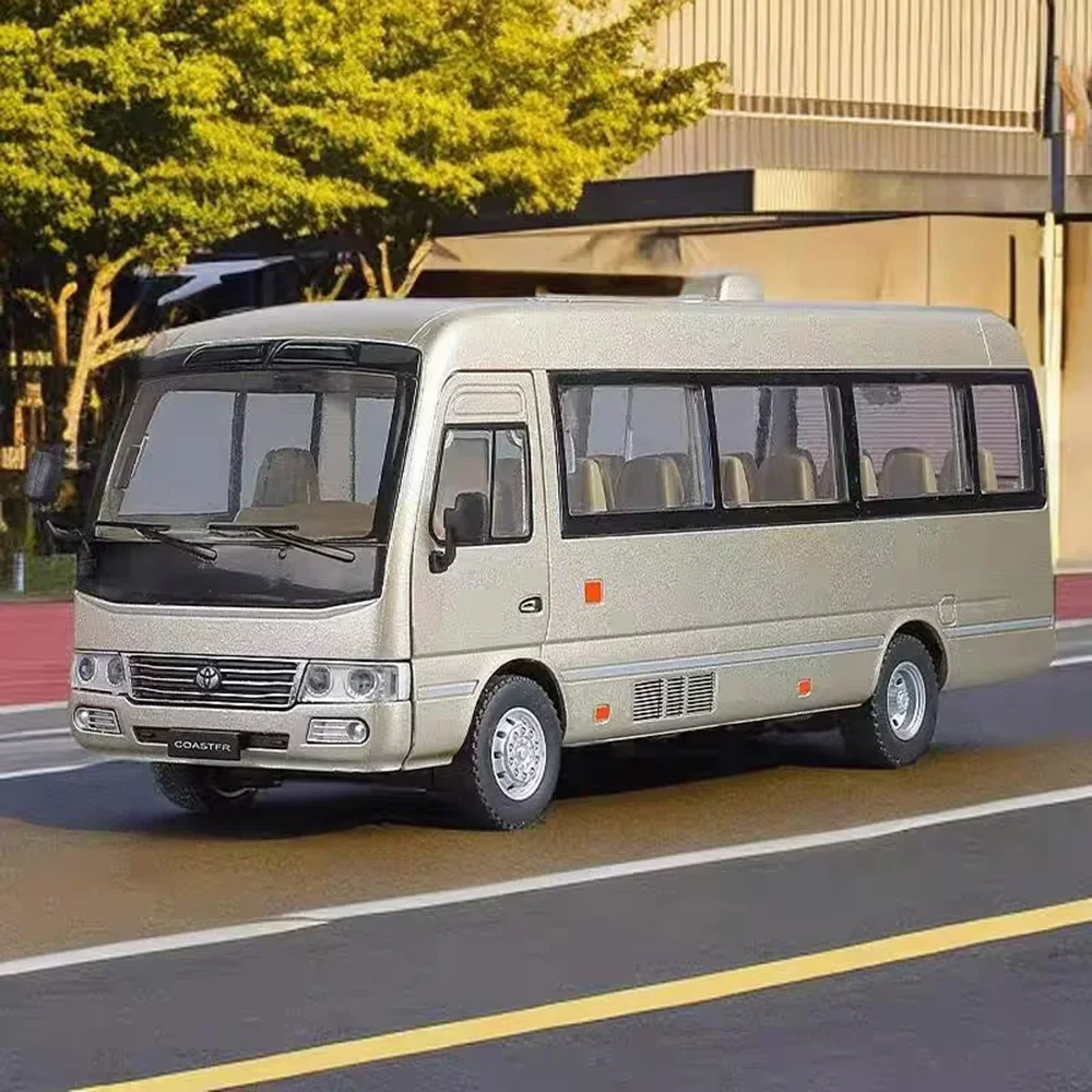 1:24 Alloy Toyota Coaster Modele Zabawki Samochody ze światłem Muzyka Pojazdy do wycofania Gumowe opony Miniaturowy samochód Kolekcja dla dzieci Prezenty