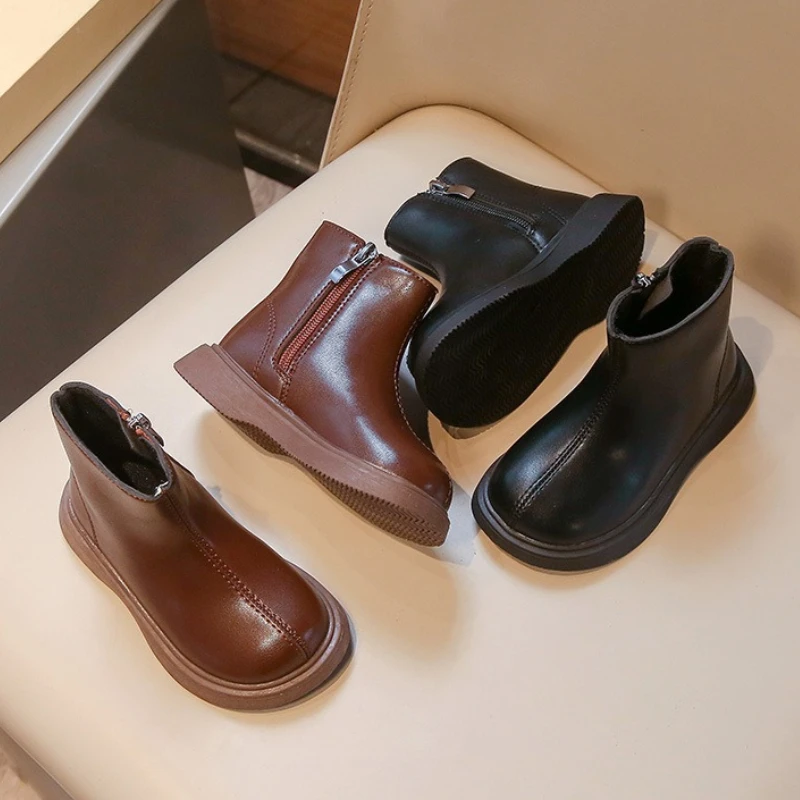 

Детские ботинки в британском стиле, новинка зимы 2024, корейская версия, детская бархатная обувь на плоской подошве, модная обувь для девочек, короткие сапоги для девочек