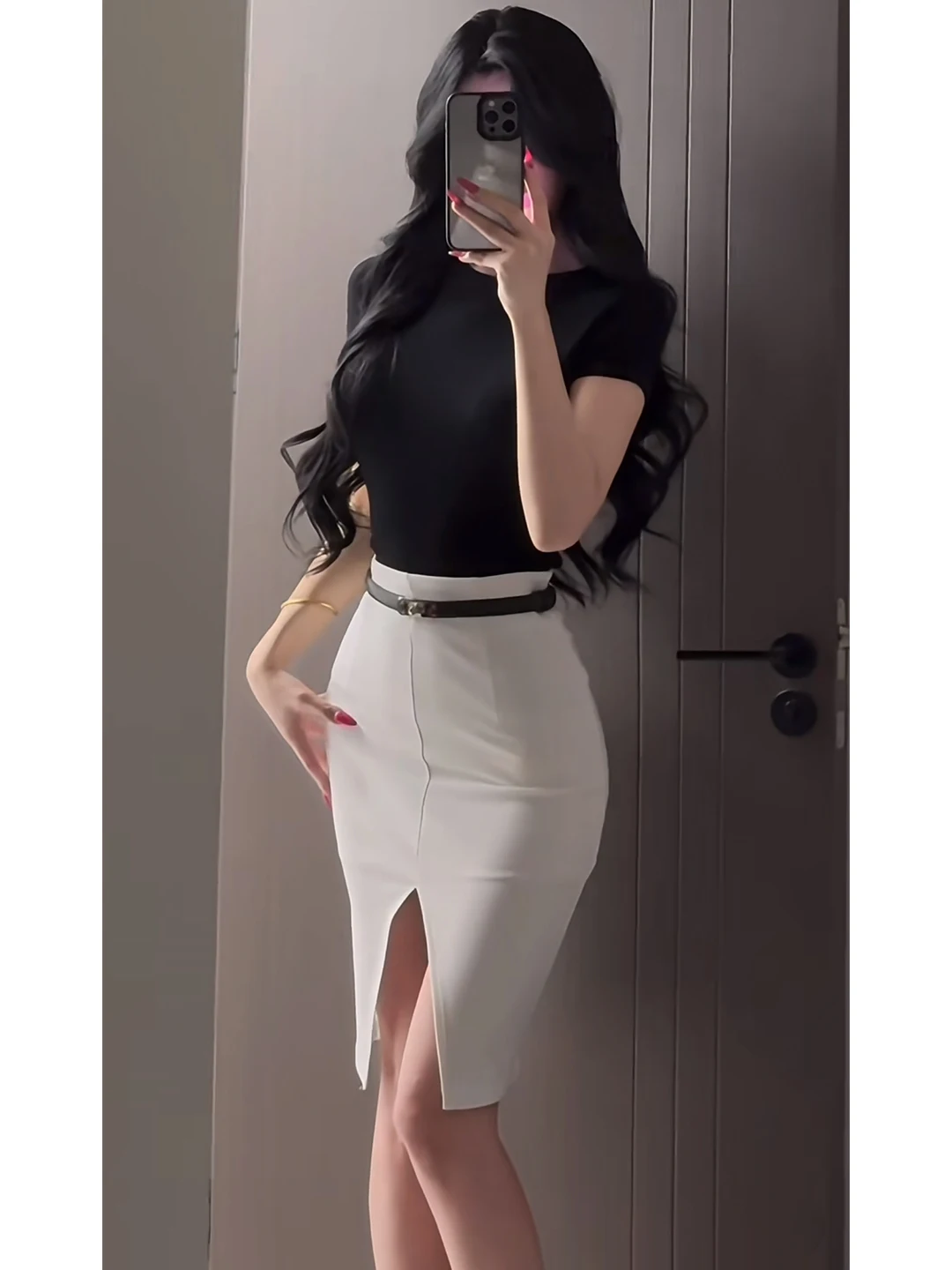 

Комплект из двух предметов: облегающая футболка с коротким рукавом и юбка с высокой талией и эластичным разрезом для женщин, летний стильный комплект.