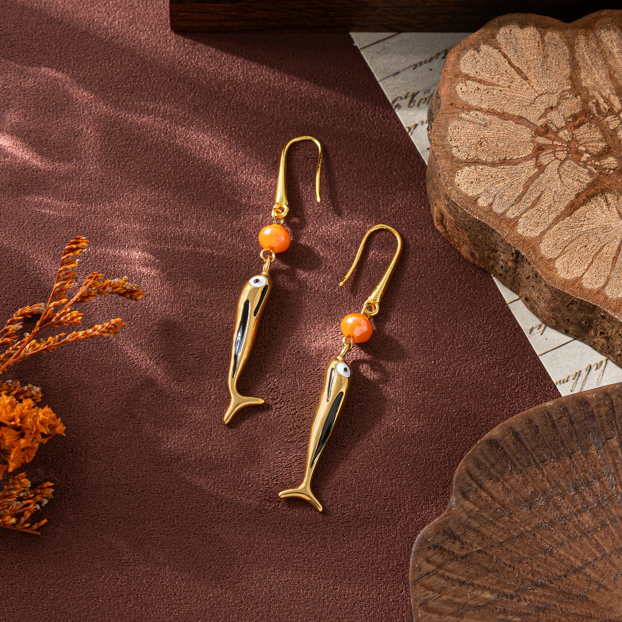 

18K gold-plated stainless steel women's fish shaped pendant earrings, cute ocean style orange bead earrings, jewelry