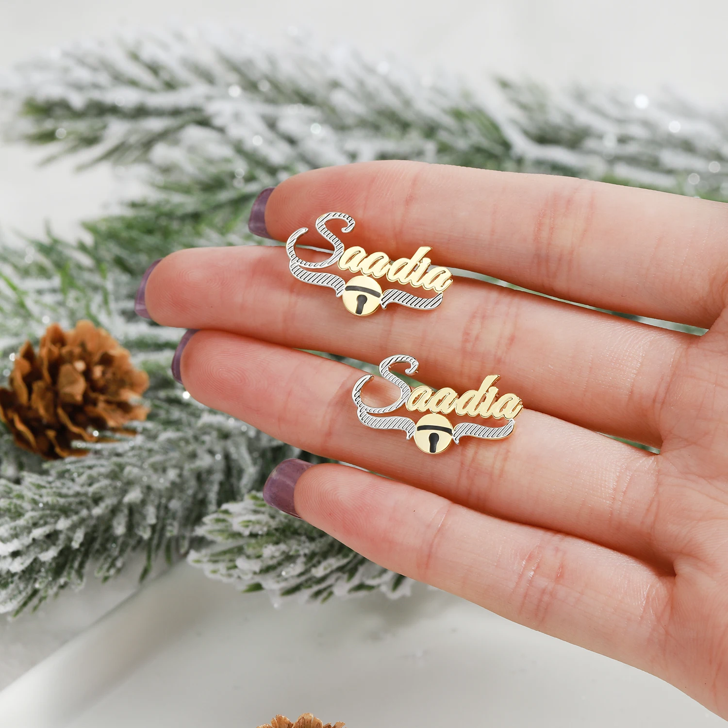 

Дизайн Dascusto, ювелирные изделия с индивидуальным именем для женщин, уникальный подарок, розовое золото и посеребренный рождественский колокольчик, персонализированные серьги с именем