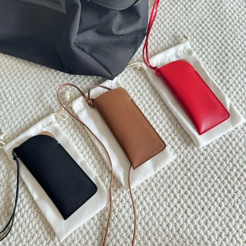 

The first layer of cowhide leather lanyard is portable and neck-hanging. Glasses bag storage bag, glasses bag.