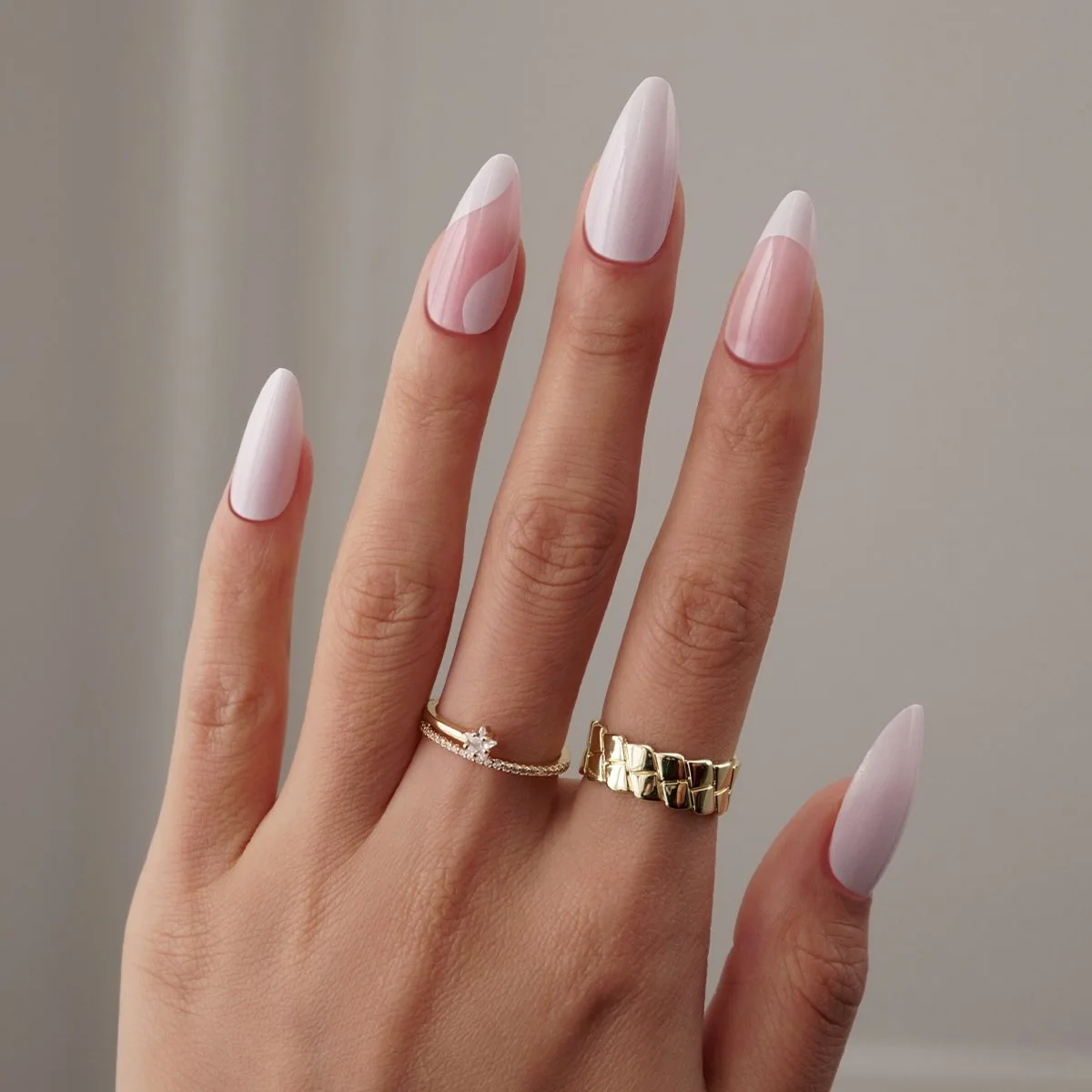 Rosa Press on Nails Nude Color Kurze quadratische künstliche Nägel Vollständige Abdeckung Acryl Falsche Nägel Tipps für Frauen Mädchen DIY Charms