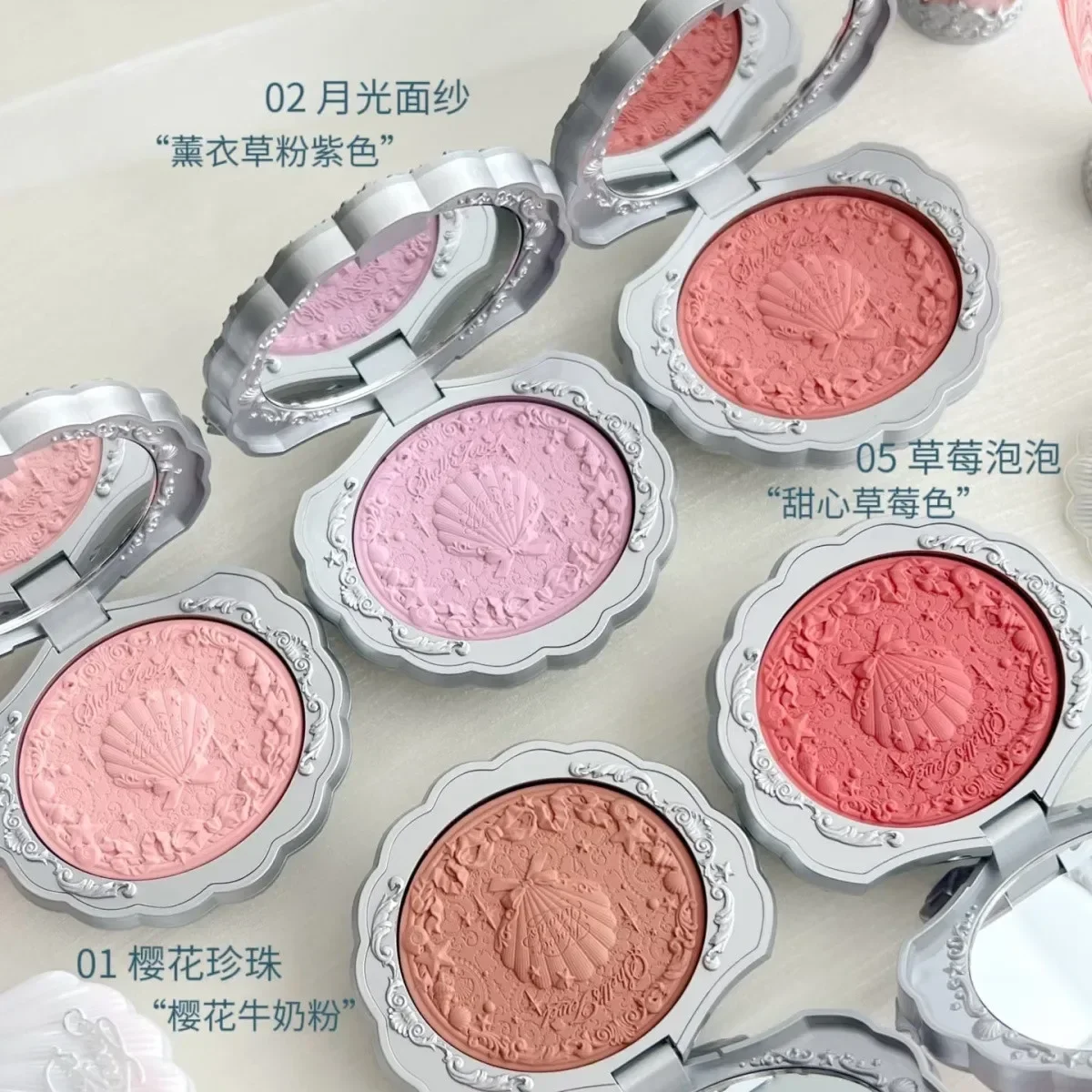 Цветок знает ракушку Коллекция драгоценностей Рельефные шелковые атласные румяна Расширяют термоусадочную щеку Винтажный жемчужный макияж