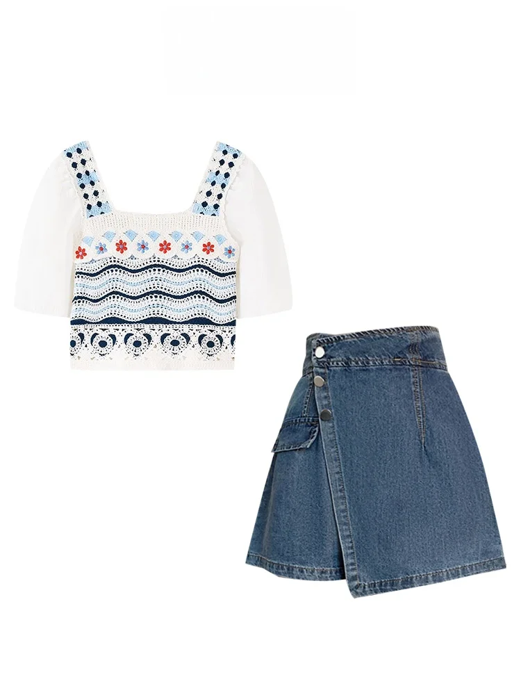 

Модный вязаный топ больших размеров с вырезами и джинсовые шорты с высокой талией: уникальный летний образ, создающий ощущение стиля.