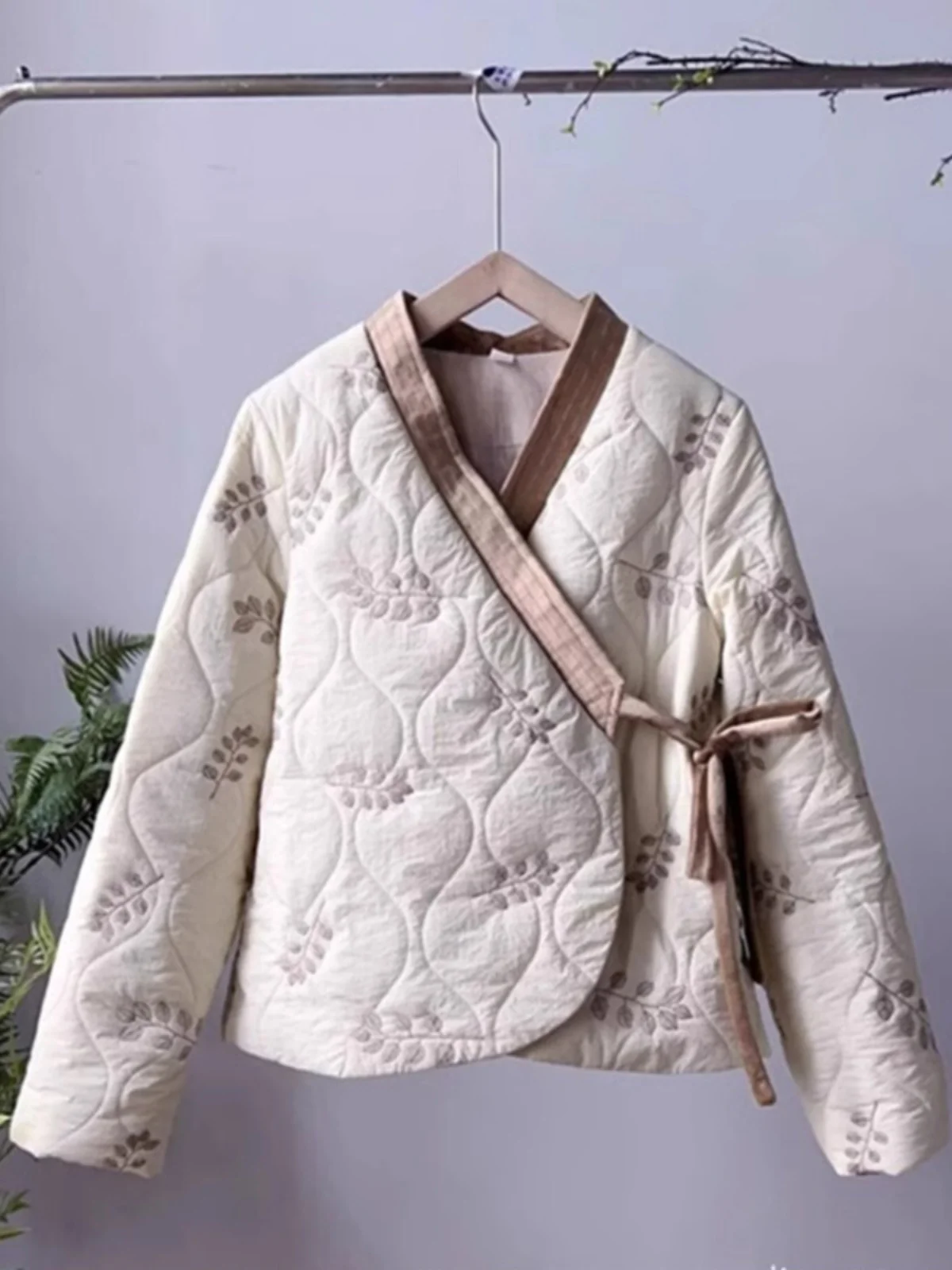 

New Chinese Sle Women's Cotton Jaet with Embroidery Inter Thiened Warm Lightweight Winter Outerwear Coat