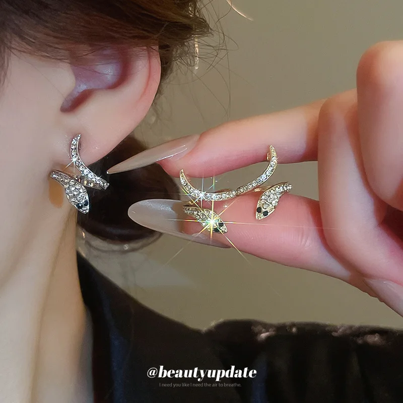 

Silver Needle Diamond-set Metal Snake-shaped Earrings Women with Versatile luxury Earring Fashionable Temperament Earrings Niche