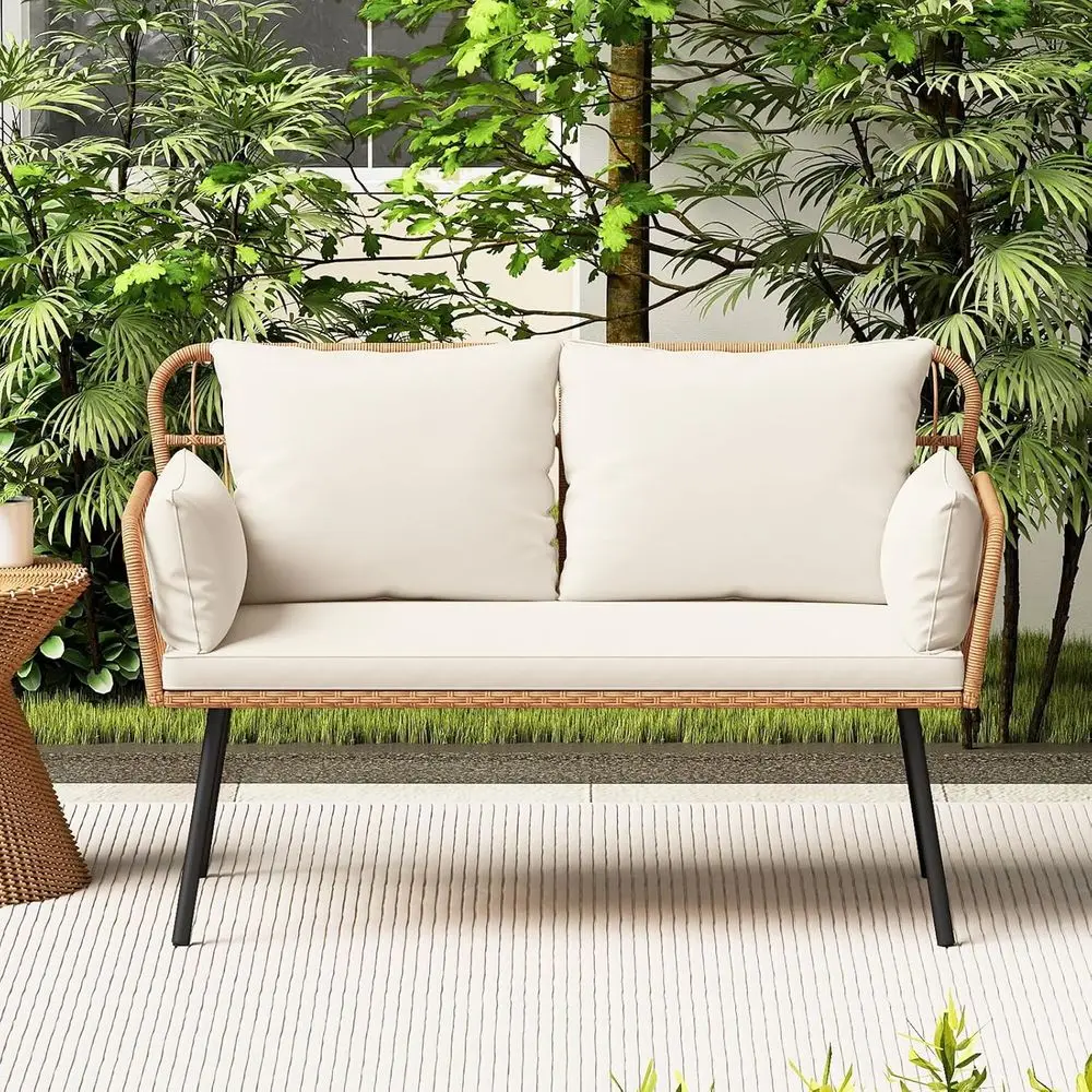 2인용 야외 라탄 러브시트 소파(쿠션, 요추 베개, 금속 다리 포함), 발코니, 현관, 데크에 이상적(오프화이트)