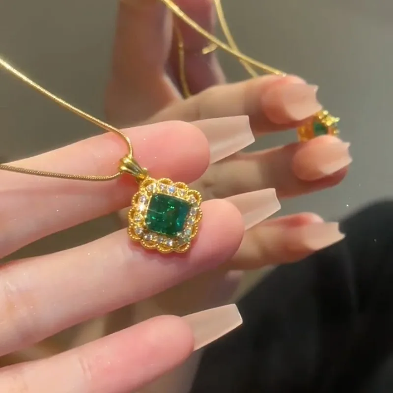 Retro lace micro inlaid diamond rhombus green gemstone pendant necklace light luxury shine collarb chain wedding jewelry gift