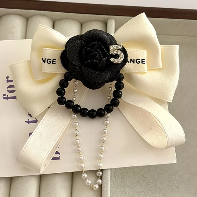 Koreanische Fliege-Brosche aus Kamelienstoff, Kristallperlen-Quastennadel, Hemdkragen-Accessoire, elegantes Modeschmuck-Geschenk für Frauen – Detail 4