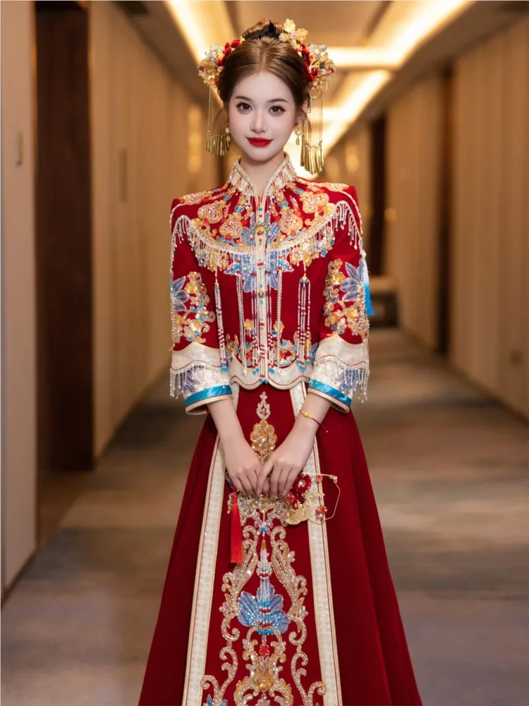 

The new Chinese-style wedding dress for brides features a elaborate phoenix crown and red cape
