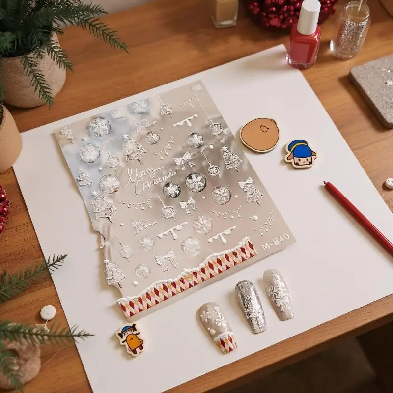 تصميم شجرة بيضاء ساحرة لعيد الميلاد مع ملصقات فنية للأظافر على شكل ندفة الثلج وأقواس حمراء تتميز بطباعة منقوشة