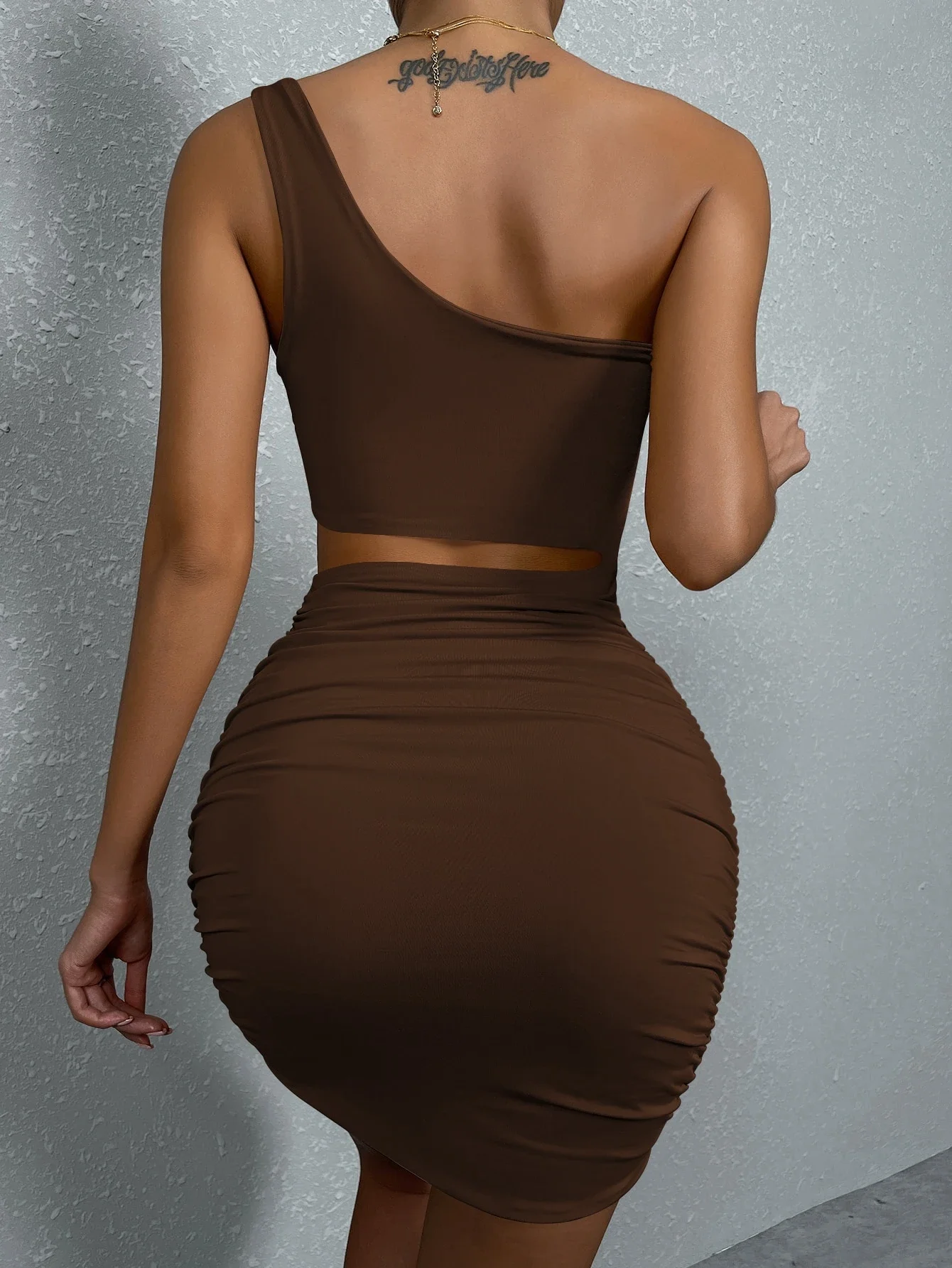 

Женское мини-платье с вырезом на одно плечо и драпировкой