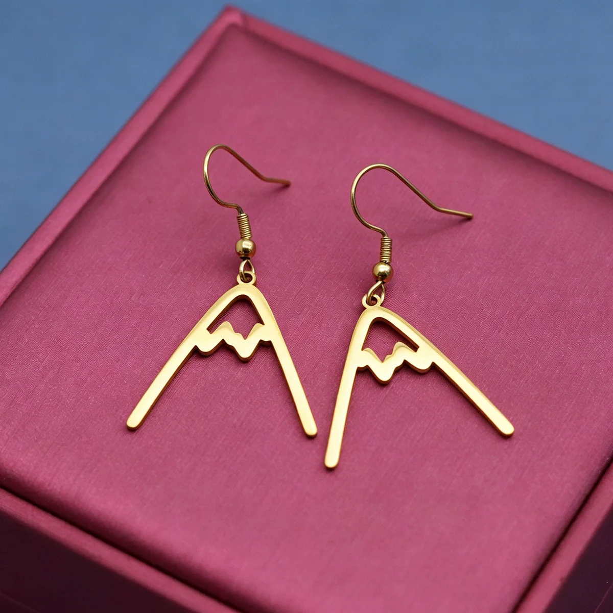 QIAMNI – boucles d'oreilles pendantes en acier inoxydable pour femmes et hommes, bijoux géographiques classiques en forme de V, cadeaux pour randonneurs