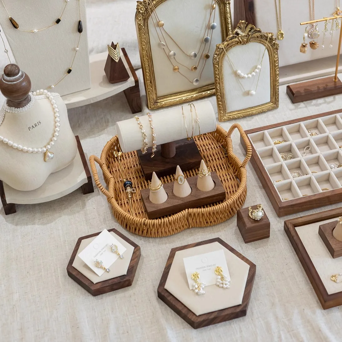 

Винтажная подставка для ювелирных изделий в стиле фоторамки - держатель для бюста и сережек с подносом для браслетов, колец, ретро-витрина P