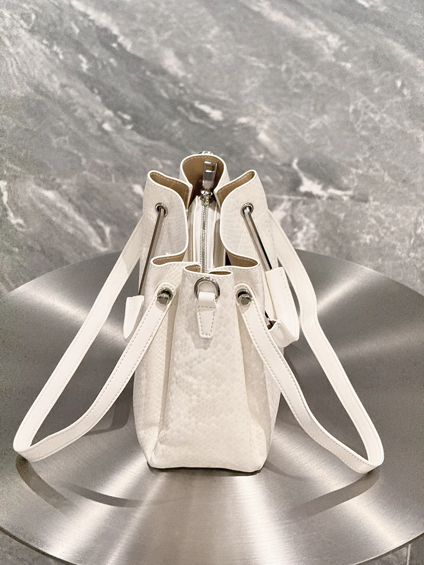 sac-a-main-seau-mack-jennifer-pour-femme-motif-peau-de-serpent-blanc-sac-a-bandouliere-en-cuir-souple-style-decontracte-luxe-et-tendance