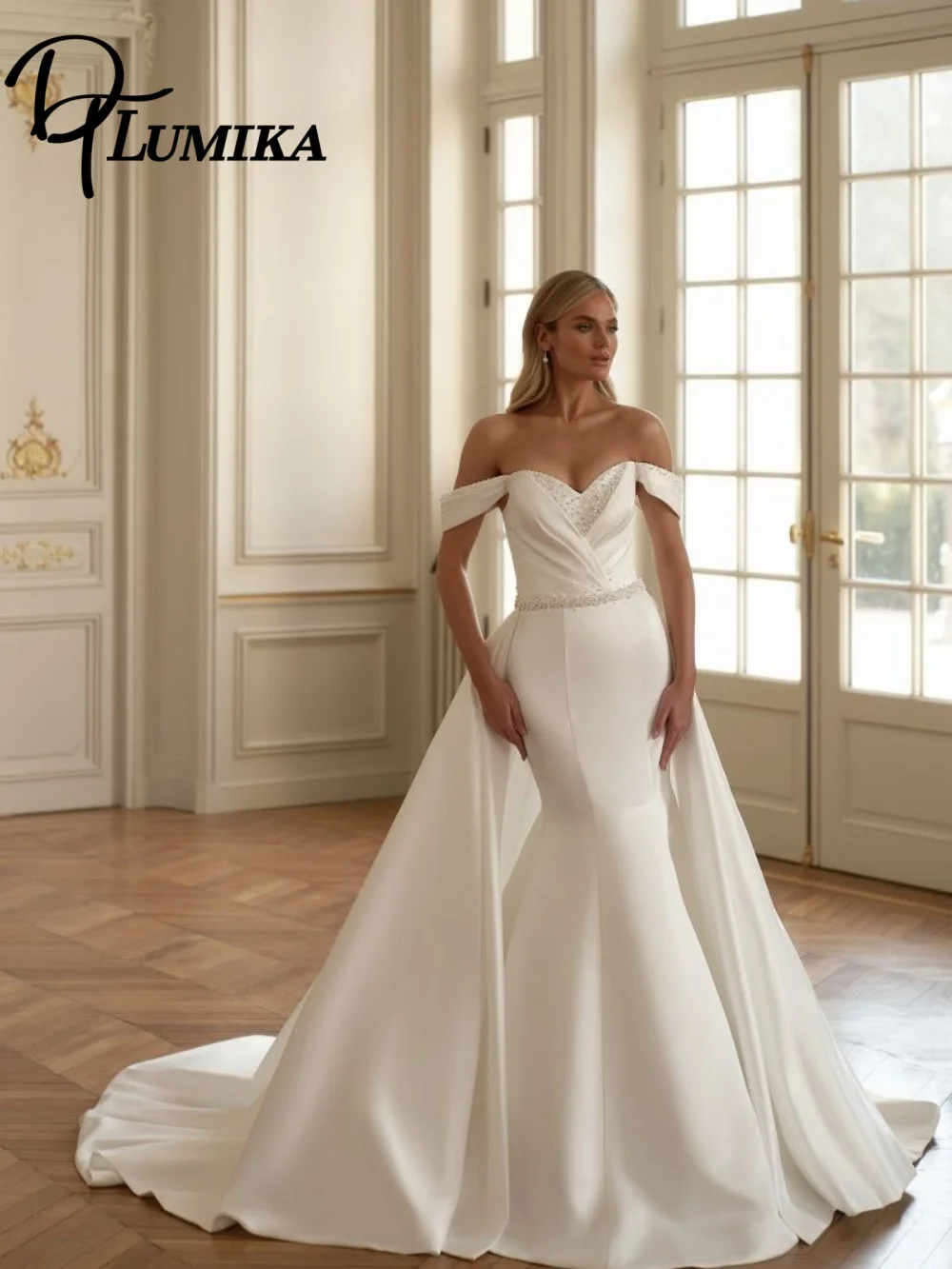 Squisito abito da sposa a sirena, elegante abito da sposa con spalle scoperte, grazioso abito da sposa lungo fino al pavimento in raso con applicazioni