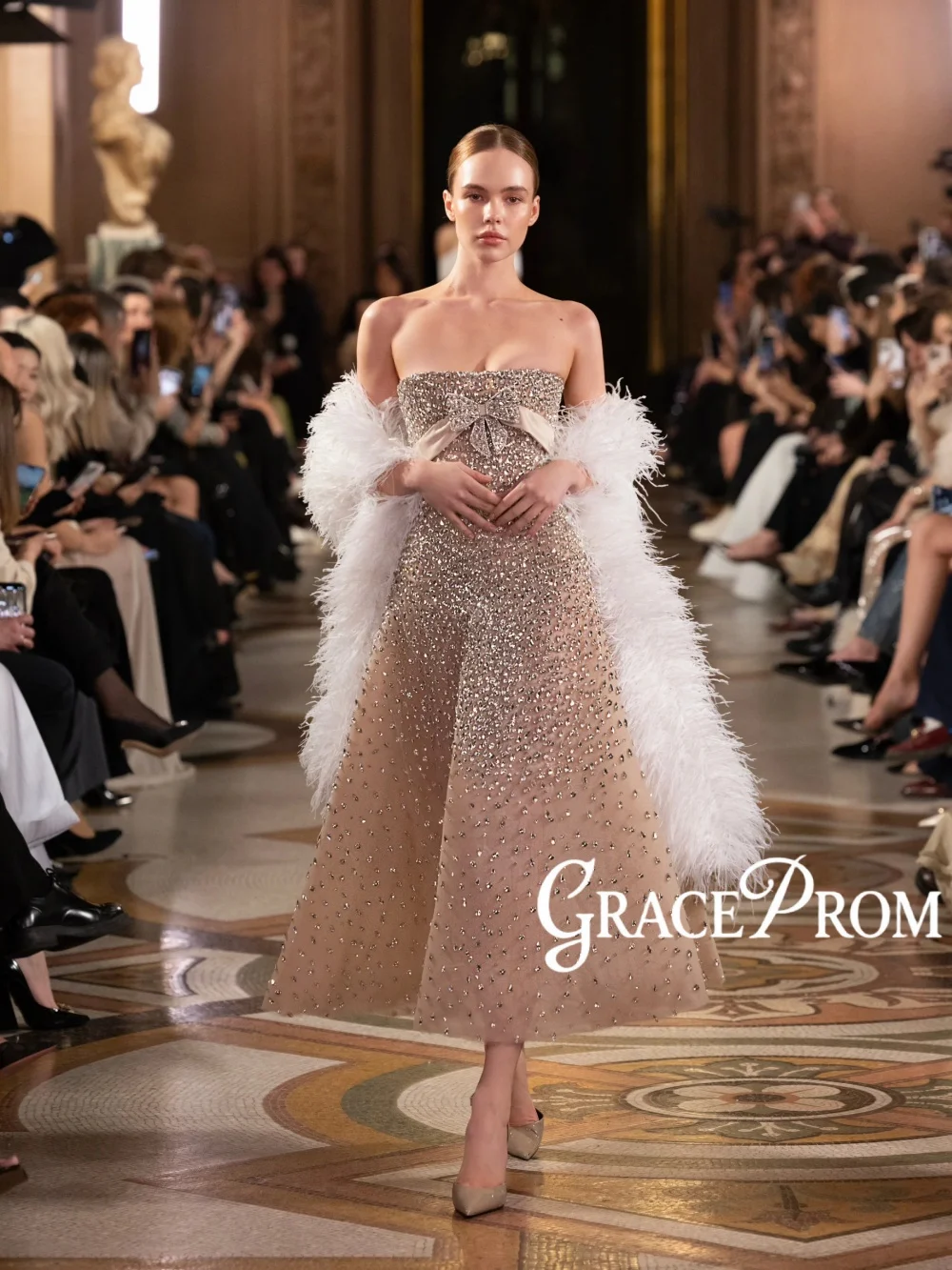 

Feathered Shawl Luxury Evening Dress Silver Crystal Strapless Wedding Party Gown Customized Attractive A-line Red Carpet Gowns