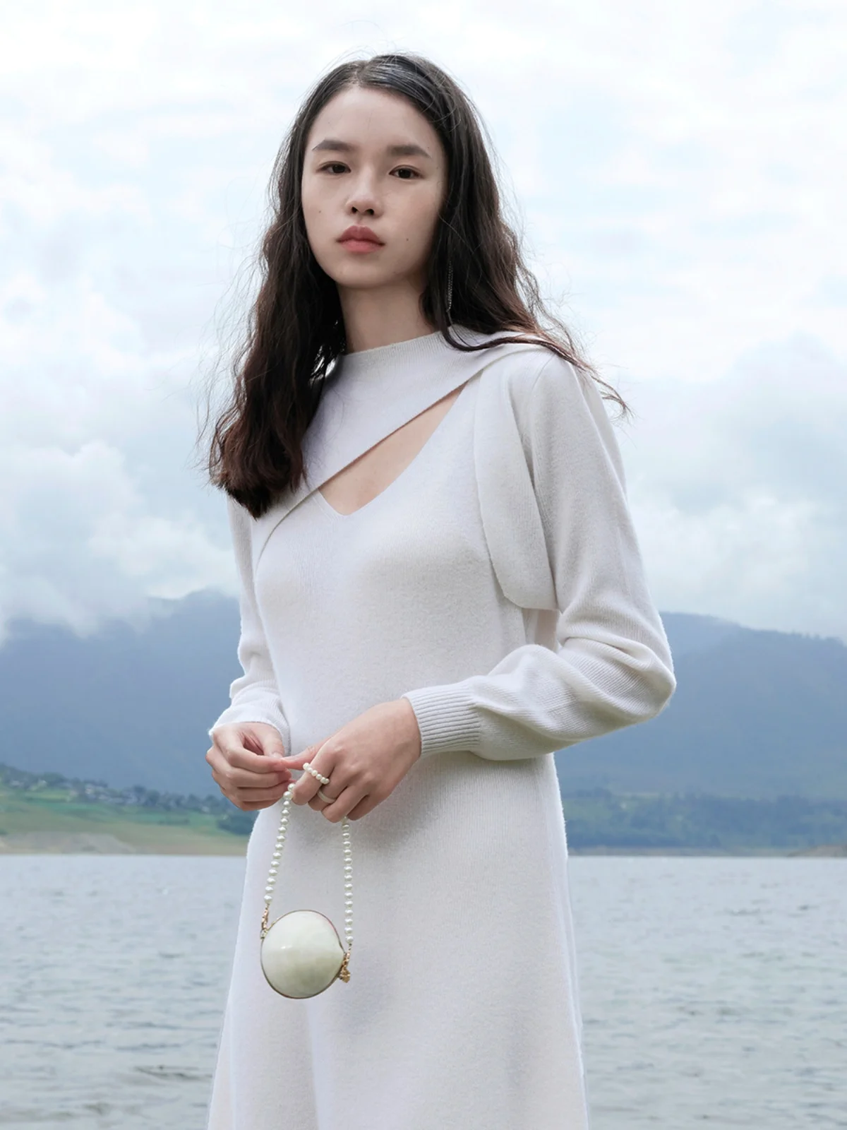 

Оригинальный дизайн, ретро, стиль INS, шикарный белый шерстяной топ для женщин, длинный рукав, для повседневной носки, с круглым вырезом