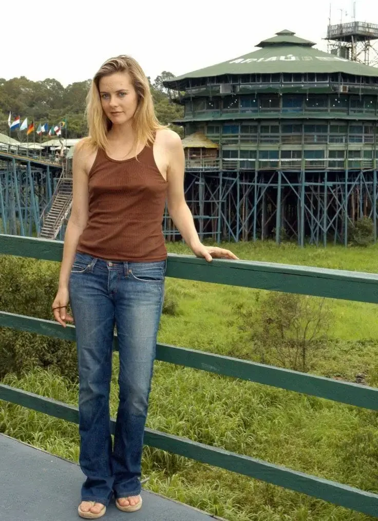 Alicia Silverstone poseert met haar sexy lichaam op een poster voor muurstickers en woondecoratie