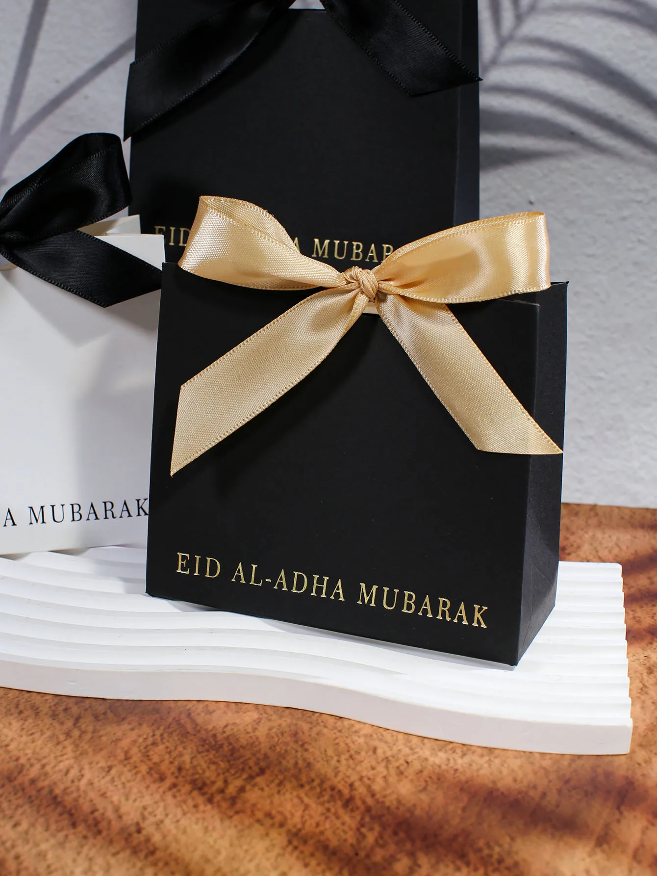 comemorando-eid-al-adha-caixa-de-presente-de-tres-cores-bencaos-de-texto-sincero-decoracao-de-fita-caixa-de-embalagem-cheia-de-calor-festivo