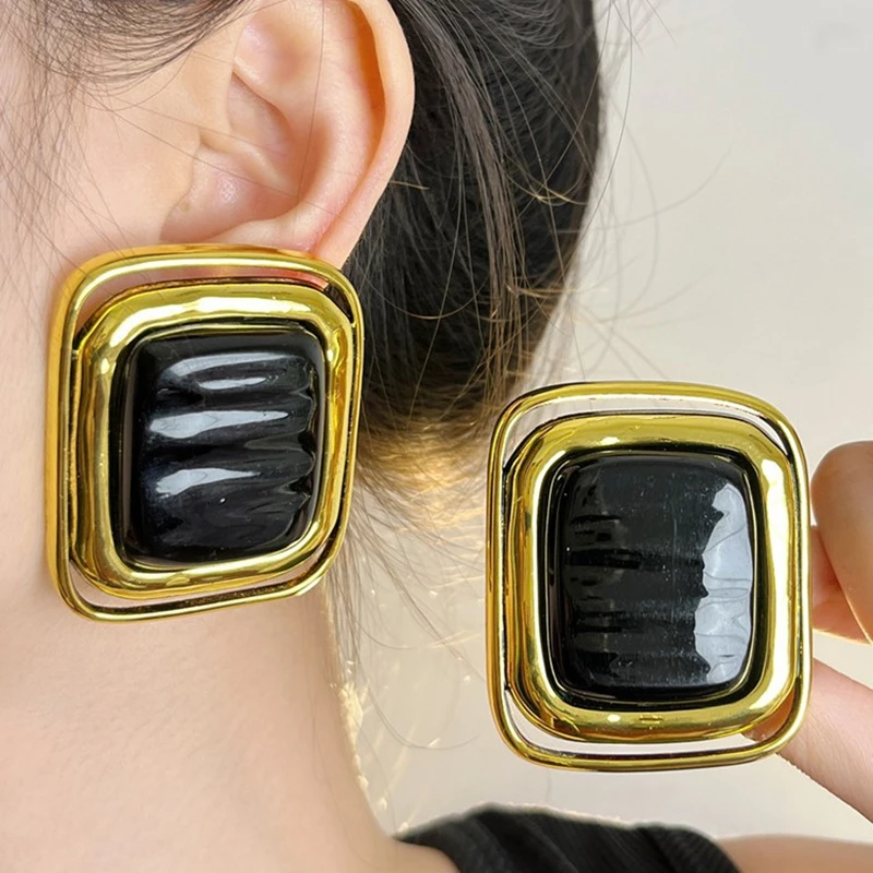 Orecchini a blocchi rettangolari neri over-the-top retrò per l'atmosfera premium di pendolari alla moda da donna