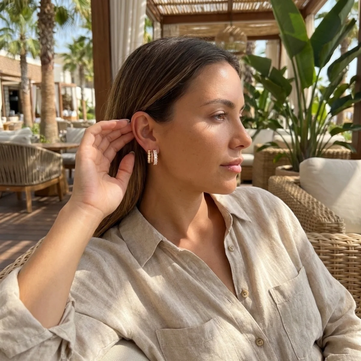Glänzende mehrschichtige C-förmige Ohrstecker mit eingelegtem CZ-Zirkon für Damen und Herren, minimalistische, exquisite geometrische Ohrringe, vielseitiger Schmuck – Detail 7