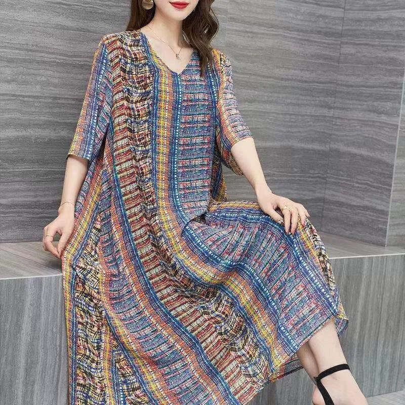 Bauchbedeckendes, altersreduzierendes Sommerkleid aus Eisseide mittleren Alters mit V-Ausschnitt und Rock in Übergröße